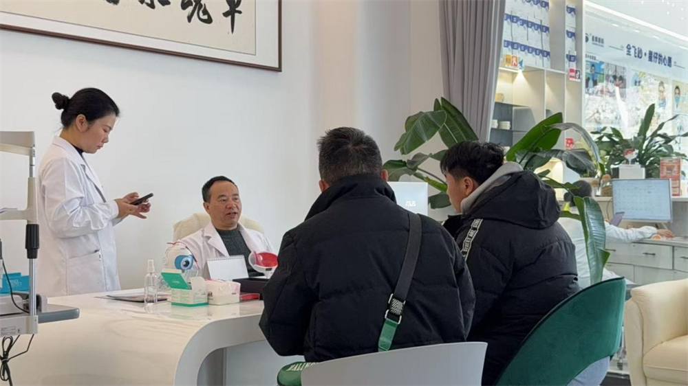 从医30年专注一件事！重庆全飞秒领域的“匠人” 汪辉教授凭什么圈粉无数？