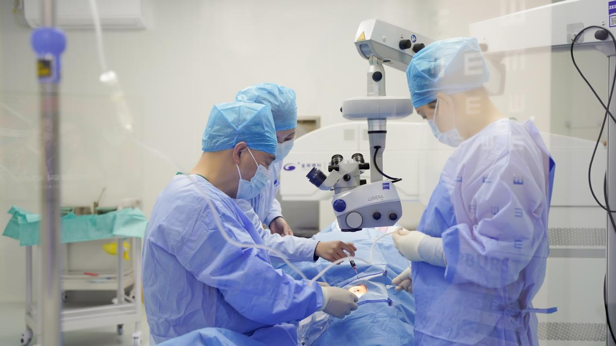 瞳瞳大的救星来了！新一代V5晶体正式登陆中国，星辉眼科预约通道现已开启