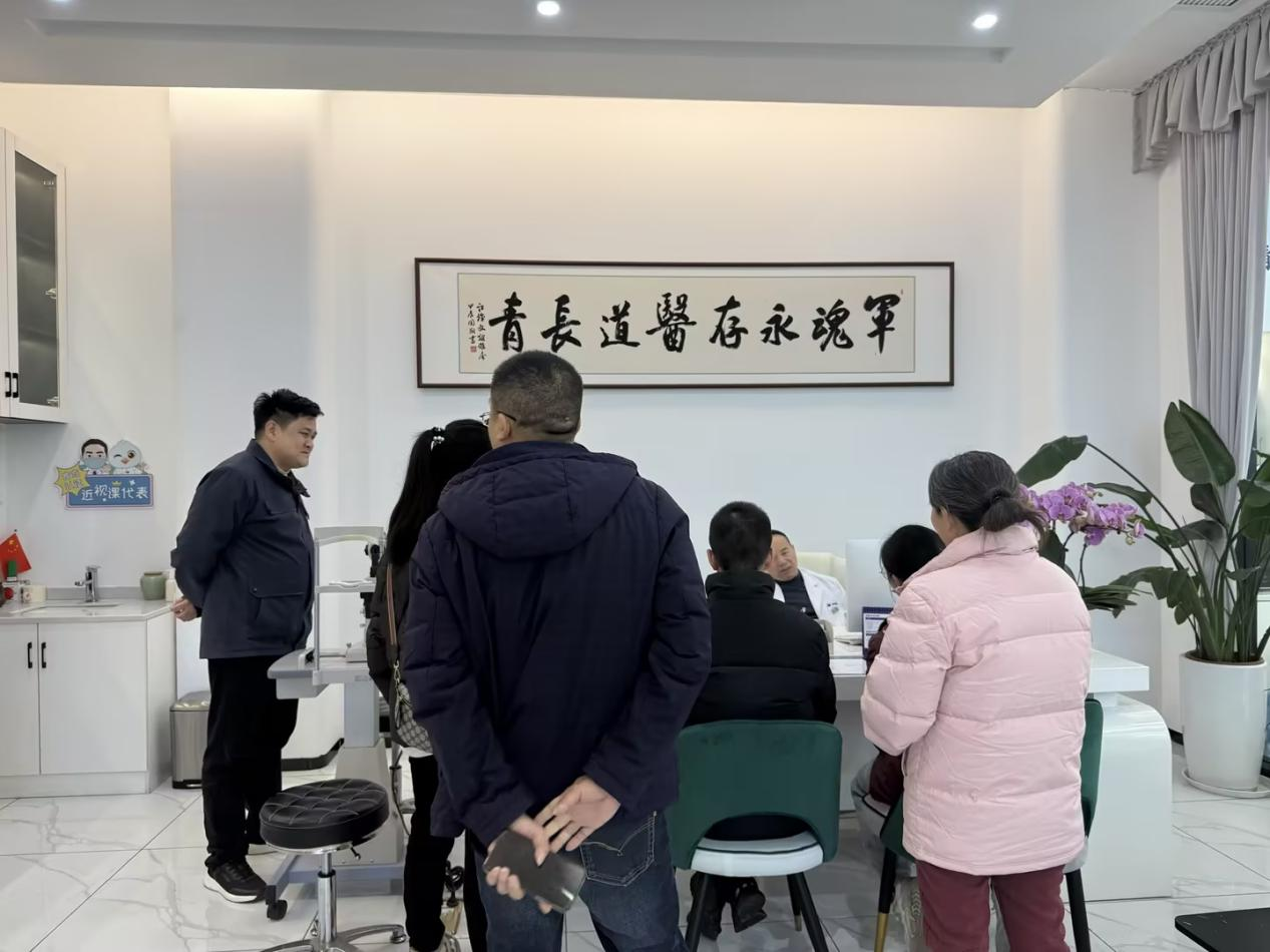 全网粉丝50w+探店博主@憨仔小馒头携手星辉眼科，直播揭秘微创全飞秒精准4.0公益摘镜手术全过程